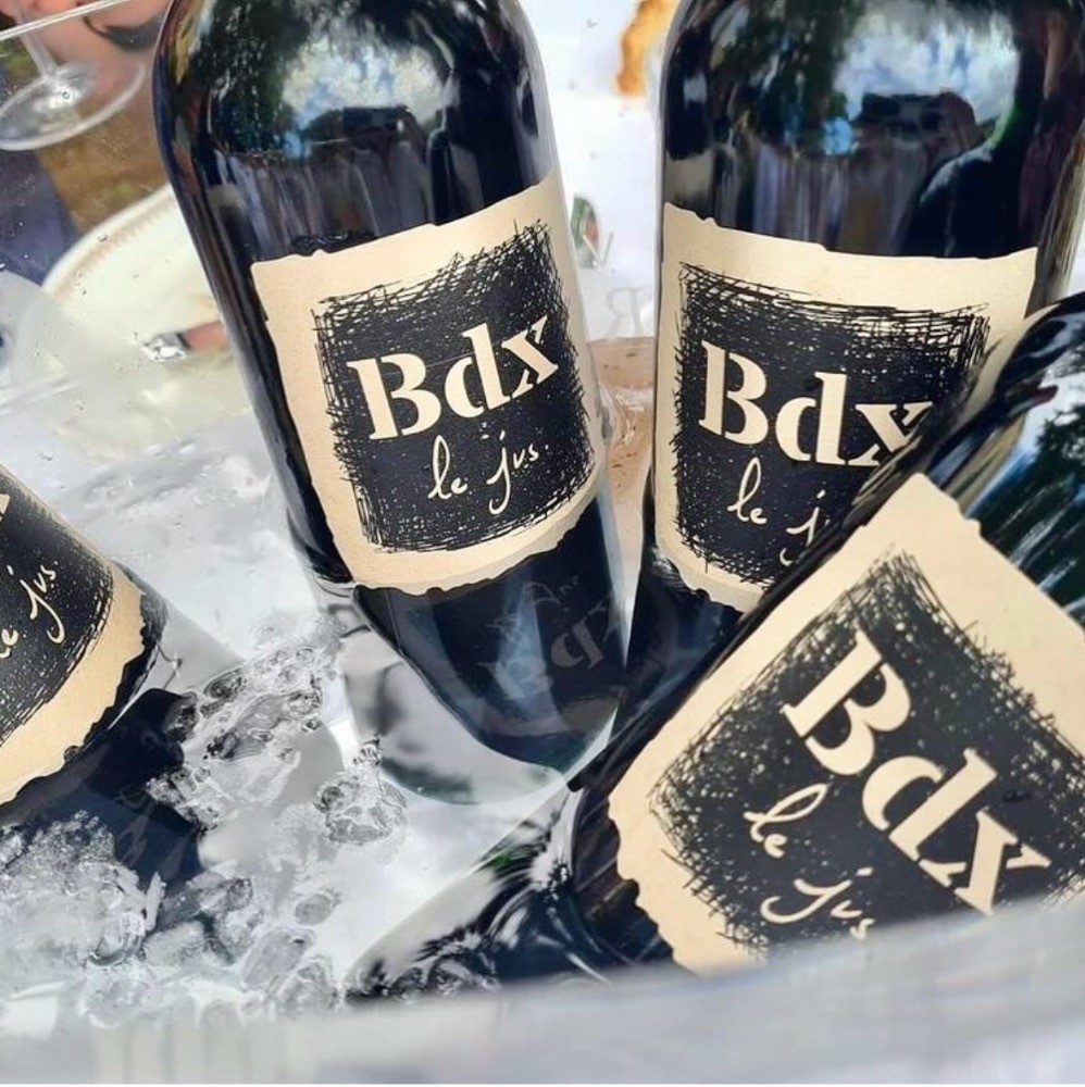 Des bouteilles de vin rouge de la marque Bordeaux le jus ans un seau à glaçons